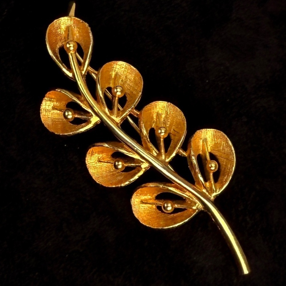 Elegant Vintage Goldtone Leaf Brooch